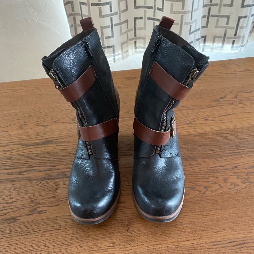 Korks boots.